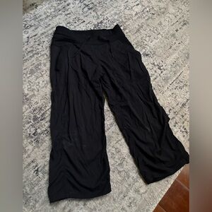 Lululemon dance studio cropped Black🖤 Pants Capri size 4 worn once pockets